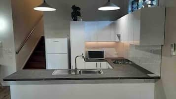 Een koelkast, een magnetron, een oven, een kookplaat