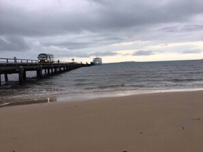 On the beach, sun-loungers, beach towels - Splendid 705 Cooloola Villa @Kingfisher Bay K'gari (Fraser Island)