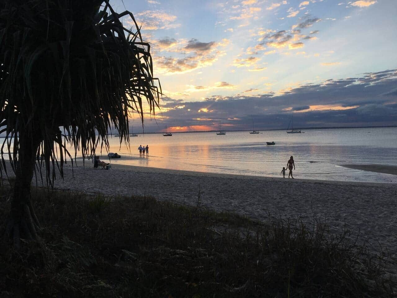På stranden, solsenger og strandhåndklær