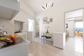 Apartament, 1 dormitori, balcó, vistes al mar | Cuina privada | Frigorífic, placa de cuina, bullidora elèctrica i torradora