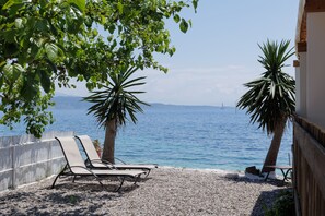 On the beach, white sand - Salt and Sun Apartments by Konnect, Kaminaki Beach (Corfu)