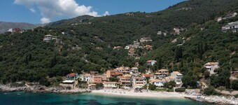 สัลท์ แอนด์ ซัน อพาร์ทเมนต์ส์ บาย คอนเนคต์, คามินากิ บีช