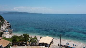 Na praia, areia branca