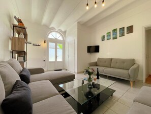 TV connectée, cheminée, baby-foot