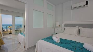 1 slaapkamer, een bureau, een strijkplank/strijkijzer, reisbedje