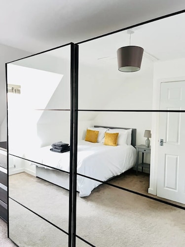 Modern 4-bed house with picturesque lakeside view