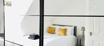 Modern 4-bed house with picturesque lakeside view