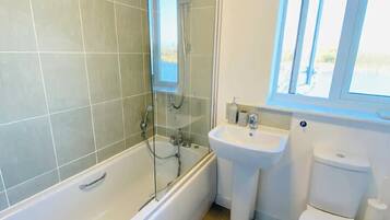 Ensemble douche/baignoire, sĂšche-cheveux, serviettes fournies, savon