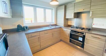 Modern 4-bed house with picturesque lakeside view