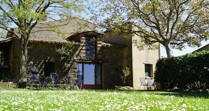 A haven of peace surrounded by numerous paths with views of the Pyrenees!
