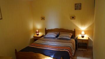 1 chambre, bureau, fer et planche à repasser, lit parapluie