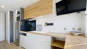 Cafetera y tetera, refrigerador, microondas y parrilla de estufa 