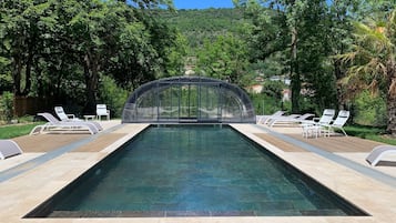 Piscine couverte, piscine extérieure