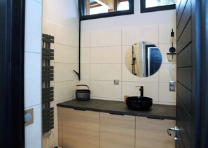 Shower, eco-friendly toiletries, hair dryer, towels - Ecolodge**** 2-person gîte in the heart of a 3-hectare park (Saint-Affrique)