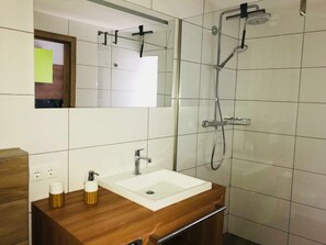 Chuveiro, secador de cabelo, toalhas de banho, sabonete