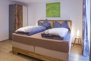 1 bedroom, bed sheets, wheelchair access