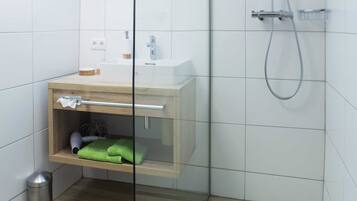 Dusche, Haartrockner, Handtücher, Seife