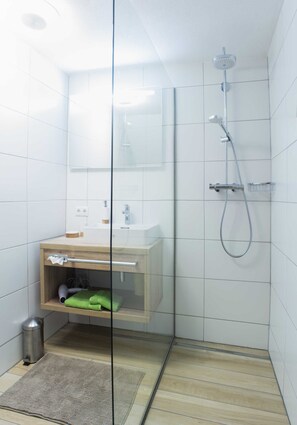 Douche, sèche-cheveux, serviettes fournies, savon