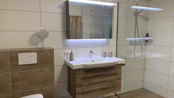 Dusche, Haartrockner, Handtücher, Seife