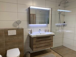 Dusj, hårføner, håndklær og såpe