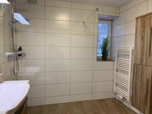 Dusj, hårføner, håndklær og såpe
