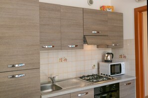 Fridge, oven, stovetop, dishwasher - Apartment Bilocale Canino with Terrace, Shared Pool & Wi-Fi (Suvereto)