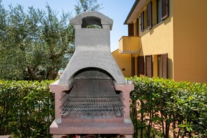 Property grounds - Apartment Bilocale Canino with Terrace, Shared Pool & Wi-Fi (Suvereto)
