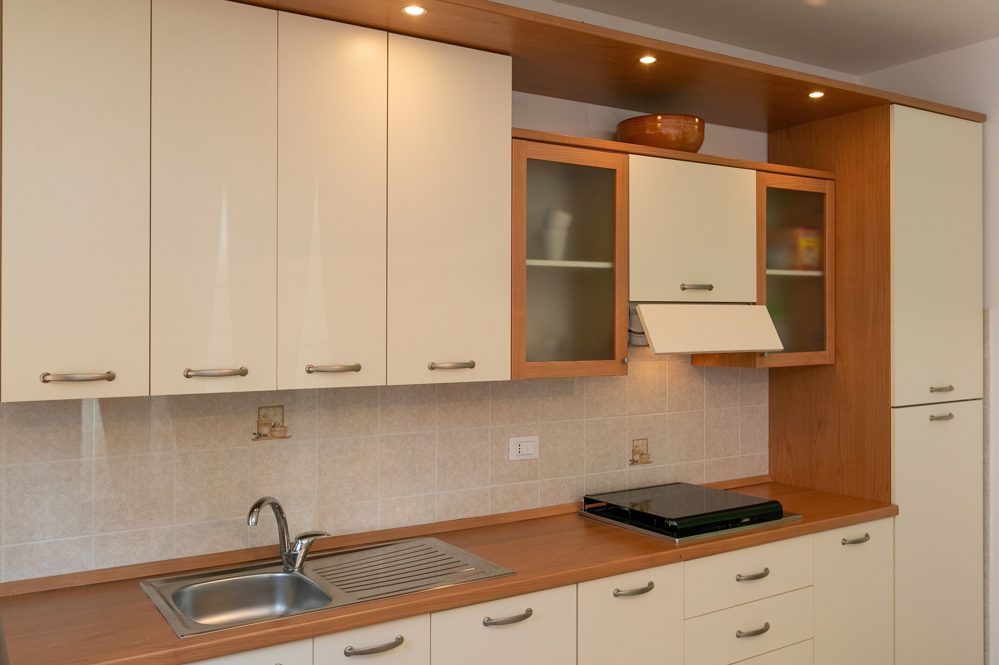 Réfrigérateur, four, plaque de cuisson, lave-vaisselle