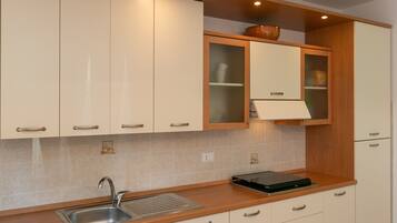 Réfrigérateur, four, plaque de cuisson, lave-vaisselle