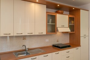 Frigorifero, forno, piano cottura, lavastoviglie