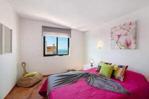 2 bedrooms, iron/ironing board, free WiFi, bed sheets - Apartment 'Ouramar' with Sea View, Balcony & A/C (Areias de São João)