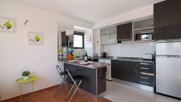 Geladeira, micro-ondas, cooktop, lava-louças