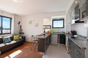 Kjøleskap, mikrobølgeovn, kokeplater og oppvaskmaskin