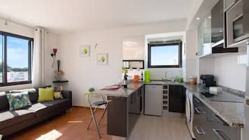 Geladeira, micro-ondas, cooktop, lava-louças