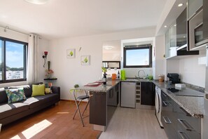 Fridge, microwave, stovetop, dishwasher - Apartment 'Ouramar' with Sea View, Balcony & A/C (Areias de São João)