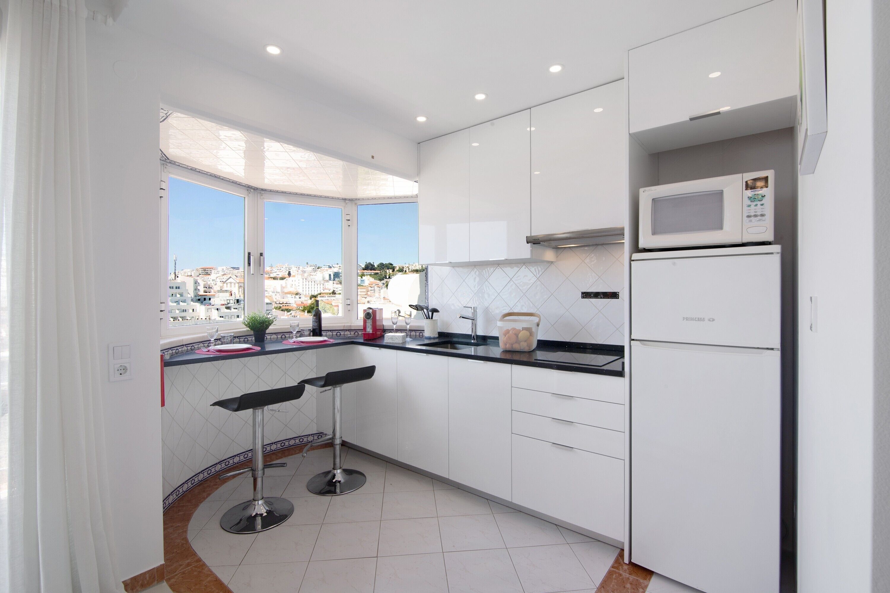 Kjøleskap, mikrobølgeovn, kokeplater og kaffetrakter/tekoker