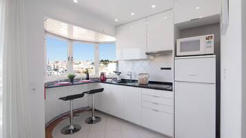 Kjøleskap, mikrobølgeovn, kokeplater og kaffetrakter/tekoker