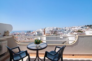 Outdoor dining - Apartment Paradis Bleu with Sea View, Shared Pool, Wi-Fi & A/C (Albufeira)