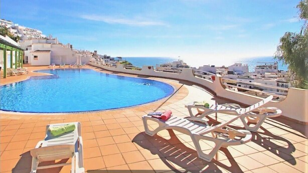 A rooftop pool with a clear view of the sea, surrounded by white buildings. - Apartment Paradis Bleu with Sea View, Shared Pool, Wi-Fi & A/C (Albufeira)