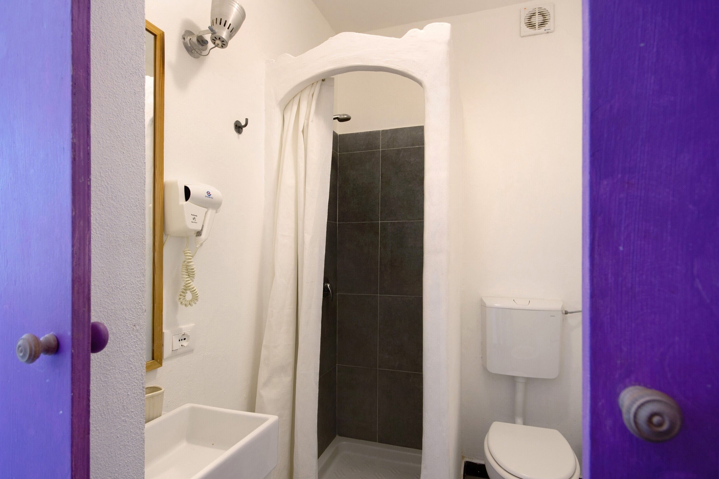 Douche, sèche-cheveux, serviettes fournies