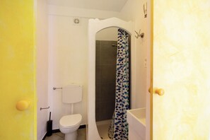Shower, hair dryer, towels - Apartment 'Fattorialmare Gialla' with Sea View, Shared Terrace & Wi-Fi (Camogli)