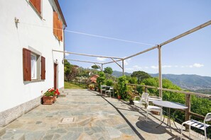Outdoor dining - Apartment 'Fattorialmare Blu' with Sea View, Shared Garden & Wi-Fi (Camogli)