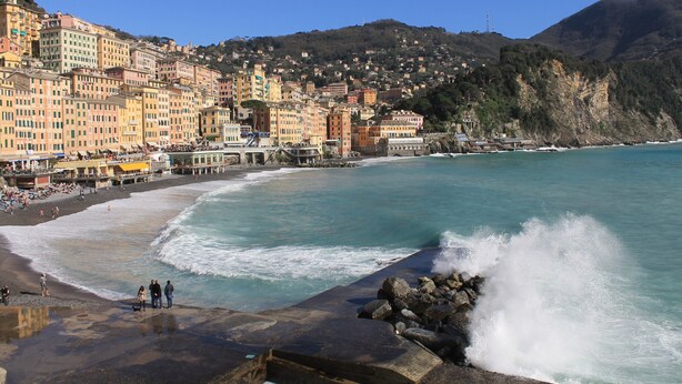 A coastal cityscape with buildings along the beach, rocky shoreline, and waves crashing onto the shore. - Apartment 'Fattorialmare Blu' with Sea View, Shared Garden and Wi-Fi (Camogli)