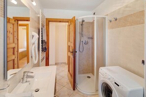 Shower, hair dryer, towels
