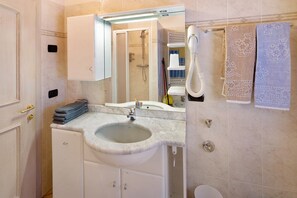 Doccia, set di cortesia gratuito, asciugacapelli, asciugamani