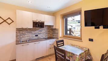 Kjøleskap, ovn, kokeplater og kaffetrakter/tekoker