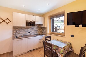 Fridge, oven, stovetop, coffee/tea maker