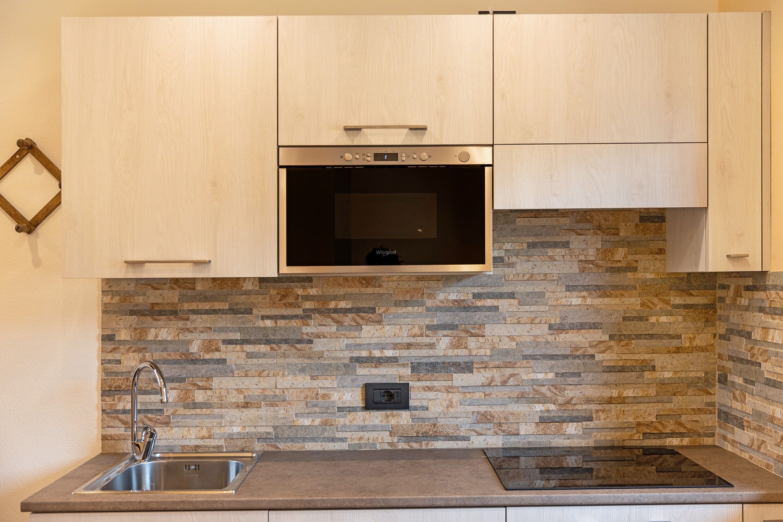 Fridge, oven, stovetop, coffee/tea maker