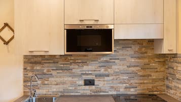 Fridge, oven, stovetop, coffee/tea maker