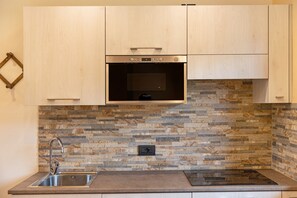 Fridge, oven, stovetop, coffee/tea maker